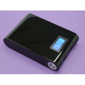 Универсальный внешний аккумулятор Powerbank 10400mAh с  цифровым дисплеем  и фонариком